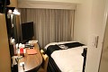 Typické hotelové pokojíčky - malé, ale najdete tu vše co potřebujete, ale kam schovat kufry?