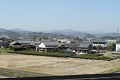 Typický obrázek japonského "venkova" - hory a pod nimi na husto rozseté malé domečky a políčka, která se již začínají zelenat ...