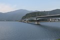 Kawaguchi Bridge se pyšně klene nad pruzračným jezerem ...