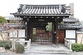 Typické kjótské rodinné domečky - tradiční, stylová vstupní brána přežila stovky let a teď k ní našroubují hnusnou poštovní plechovou schránku, proč taky není dřevěná? To chce cit pro detail, ne ?